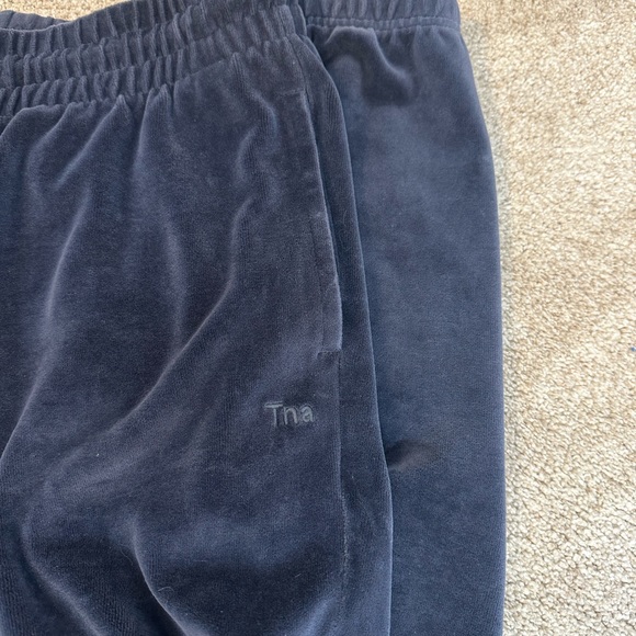 Aritzia TNA Velour Montcalm joggers and velour hoodie - Picture 9 of 11